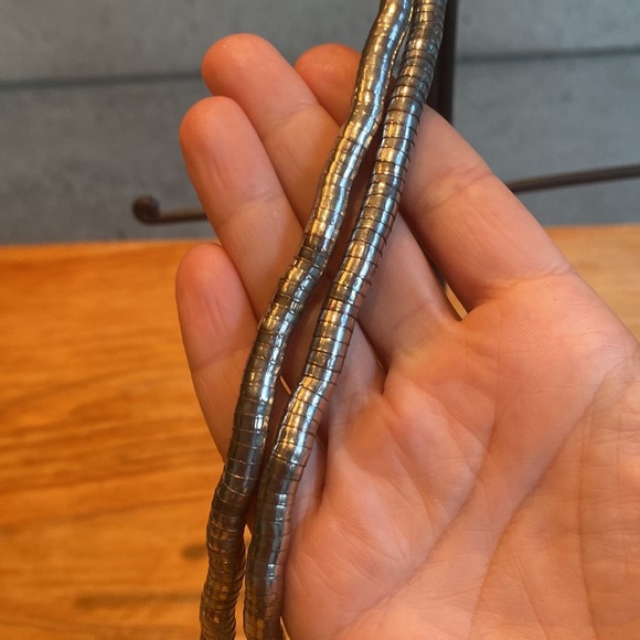 Beautiful long pliable necklace - Picture 6 of 8